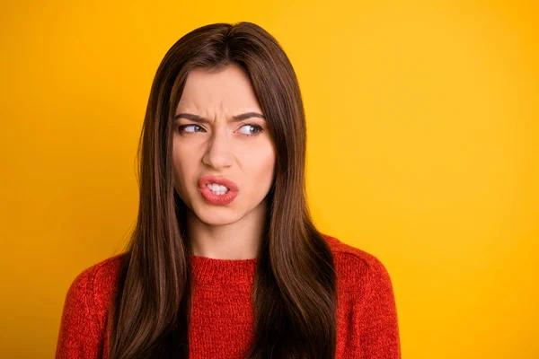 Portret van gek geïrriteerde persoon kijken lelijk object grimas hekel emotie expressie concept dragen rood trui geïsoleerd over gele kleur achtergrond — Stockfoto