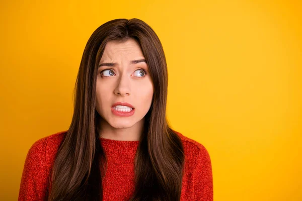 Close up foto de confuso medo menina não pode se lembrar de informações importantes sentir pânico olhar acho que usar pulôver vermelho isolado sobre fundo de cor amarela — Fotografia de Stock