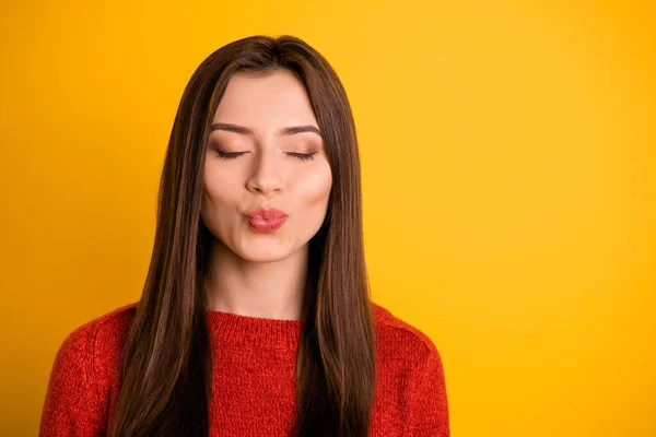 Cerca de la foto de calma tranquila chica positiva cerrar los ojos imaginar que tiene cita con un chico de lujo enviar besos de aire llevar buen traje de aspecto aislado sobre fondo de color amarillo — Foto de Stock