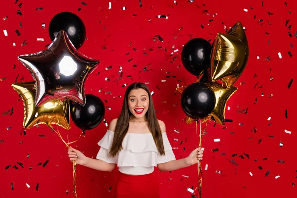 Retrato de ella ella atractiva atractiva hermosa chica femenina alegre alegre alegre alegre dama funky sosteniendo en las manos bolas brillantes que se divierten aislados en brillante brillante brillo fondo rojo — Foto de Stock