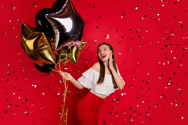 Retrato de ella ella atractiva atractiva encantadora fascinante femenina alegre alegre alegre dama sosteniendo en las manos bolas estelares festal aislado sobre brillante brillante brillo fondo rojo —  Fotos de Stock