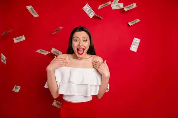 Portret van een mooie miljonair vrouw schreeuwen dragen trendy blouse geïsoleerd over rode achtergrond — Stockfoto