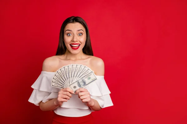 Retrato de senhora bonita impressionado segurando grito dinheiro gritando vestidos off-ombros isolados sobre fundo vermelho — Fotografia de Stock