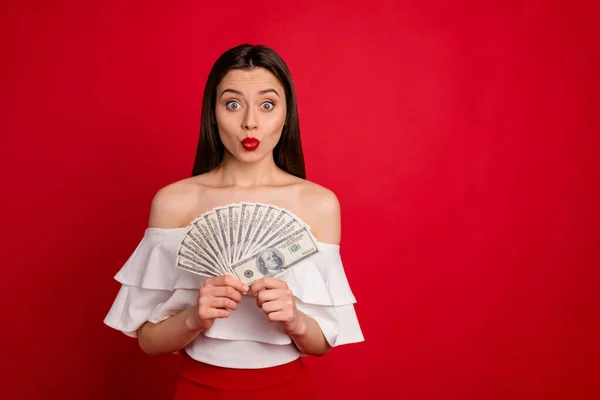 Portrait de dame douce tenant de l'argent regardant isolé sur fond rouge — Photo