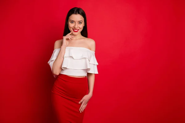 Retrato de senhora doce olhando tocar queixo com os dedos isolados sobre fundo vermelho — Fotografia de Stock