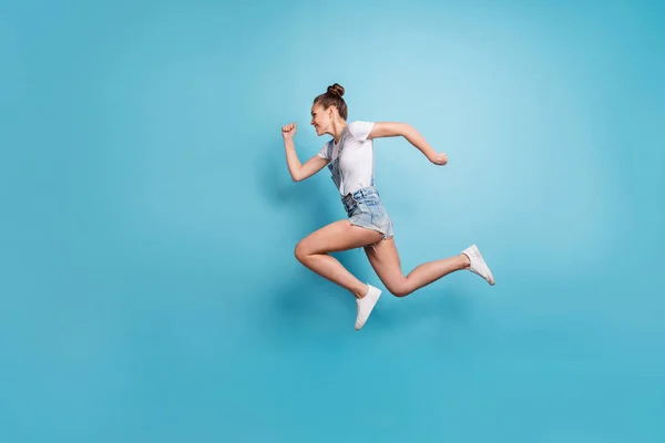 전체 몸길이의 여자 친구 사진파란 배경 과 고립되어 있는 동안 가능 한 한 빨리 달리고 있다 — 스톡 사진