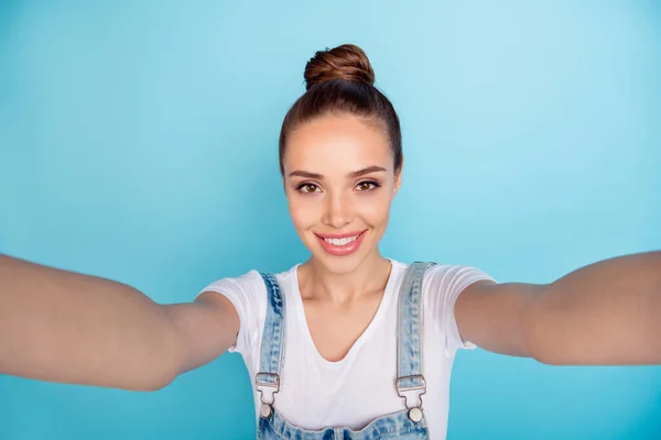 Närbild foto av vackra söta trevlig flicka tar selfie isolerad med blå bakgrund har semester kul semester — Stockfoto