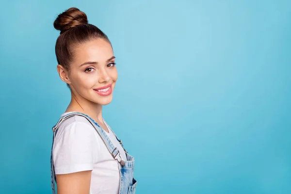 Porträtt av vackra söta ungdomar ser leende bär vit t-shirt jeans isolerad över blå bakgrund — Stockfoto