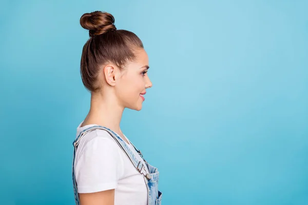 Profile side photo of charming woman looking at copy space smiling wearing white t-shirt dżinsy spodnie odizolowane na niebieskim tle — Zdjęcie stockowe