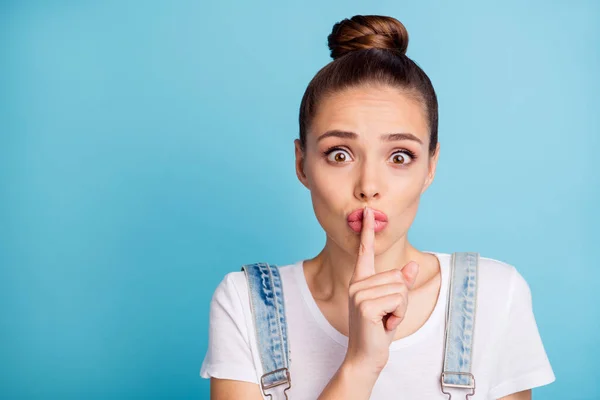 Close-up foto van gefrustreerd meisje met lippen pruilden mollig dragen witte t-shirt denim jeans overalls geïsoleerd over blauwe achtergrond — Stockfoto