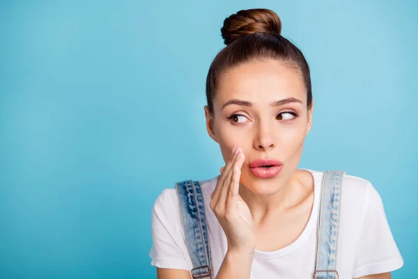 Fechar a foto da senhora interessada compartilhando novidade privada olhar para o espaço de cópia vestindo jeans jeans branco camiseta jeans isolado sobre fundo azul — Fotografia de Stock