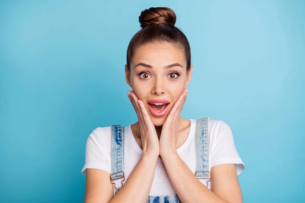 Close up foto di stupito signora toccare il suo viso urlando incredibile indossare bianco t-shirt jeans jeans tuta isolata su sfondo blu — Foto Stock