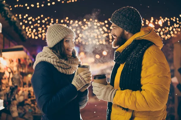 Фото двох людей, що говорять пара чоловік хлопець дружина леді п'ють гарячі напої, проводять напередодні Різдва чарівну землю новорічний торговельний ринок купуючи подарунки одягають куртки на вулиці — стокове фото