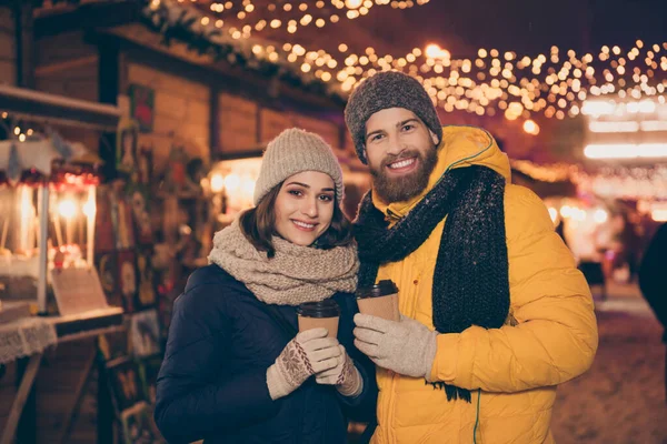 写真2人カップル男女性熱い飲み物で手x-マス夜過ごす時間魔法の土地新年ショッピング市場ピッキングプレゼント親のためのプレゼント外のジャケットを着用 — ストック写真