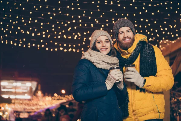 熱いお茶を片手に二人のカップルの写真x-masを祝う前夜は暖かいジャケットを着て魔法の屋外の新年の雰囲気公園 — ストック写真
