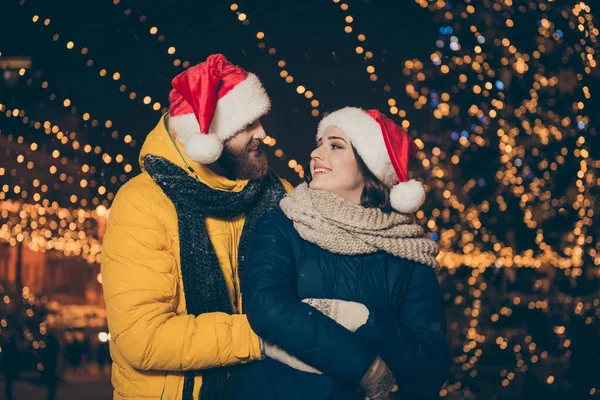 2人の男の女性の写真感情的に見て目公園新年の夜霜天気スタンドピギーバック楽しい冬のコートを着ているスカーフサンタの帽子手袋外 — ストック写真