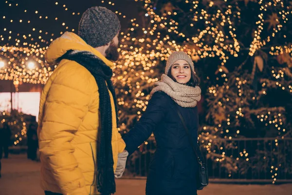 İki kişinin profil fotoğrafı. Gece yarısı ışıklarıyla yürüyen bir kadın. Yeni yıl gecesi. — Stok fotoğraf
