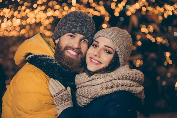 メリークリスマス愛の訪問都市の2人の男の女性の写真ライトアップされた公園新年の夏の夜霜の天気スタンド近くの冬のジャケットスカーフ帽子屋外 — ストック写真