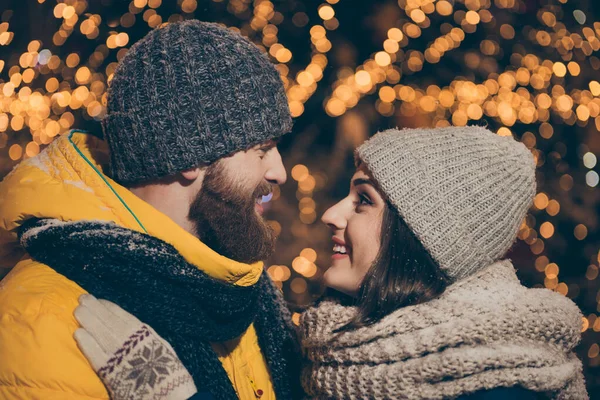 Profil photo de deux personnes gars dame embrasser lumières extérieures minuit parc nouvel an soir stand opposé temps neigeux vêtements hiver manteaux écharpes chapeaux à l'extérieur — Photo