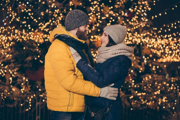 És a minha cauda de fada. Foto de duas pessoas casal cara senhora abraçando cidade iluminado parque x-mas noite stand oposto desgaste casacos de inverno scarfs chapéus luvas fora — Fotografia de Stock