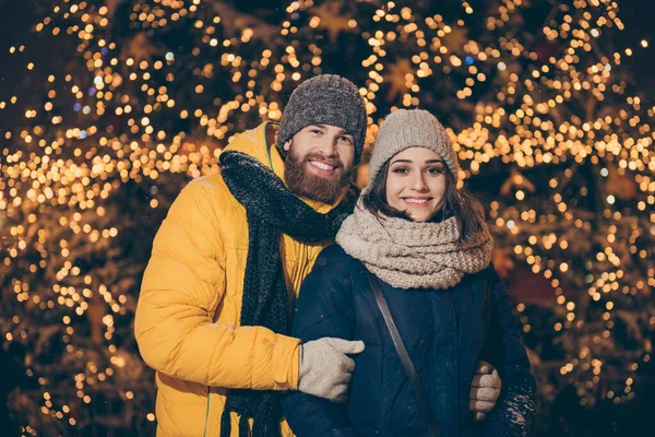 Фото двох солоденьких подружок хлопець леді закоханий відвідати місто освітлений парк новорічна ніч морозна погода стоїть близько одягнені теплі зимові куртки шарфи капелюхи на відкритому повітрі — стокове фото
