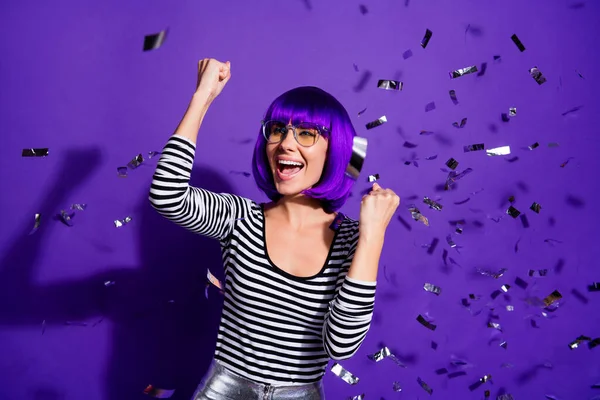 Retrato de mujer bonita excitada levantando puños gritando sí aislado sobre fondo violeta púrpura — Foto de Stock