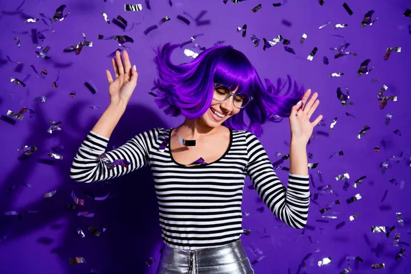 Porträt einer fröhlichen Jugend, die mit erhobenen Händen Handflächen vor violettem Hintergrund schwenkt — Stockfoto