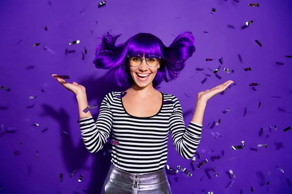 Retrato de pessoa despreocupada alegre gritando isolado sobre fundo violeta roxo — Fotografia de Stock