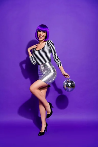 Ganzkörperfoto der charmanten Dame mit Brille hält Spiegelball gekleidet in gestreiftem Hemd isoliert über lila violetten Hintergrund — Stockfoto