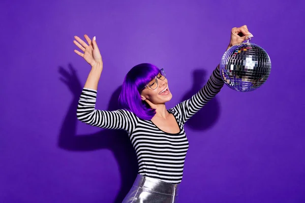 Retrato de jovens animados segurando bola espelho gritando em movimento usando óculos óculos óculos isolados sobre fundo violeta roxo — Fotografia de Stock