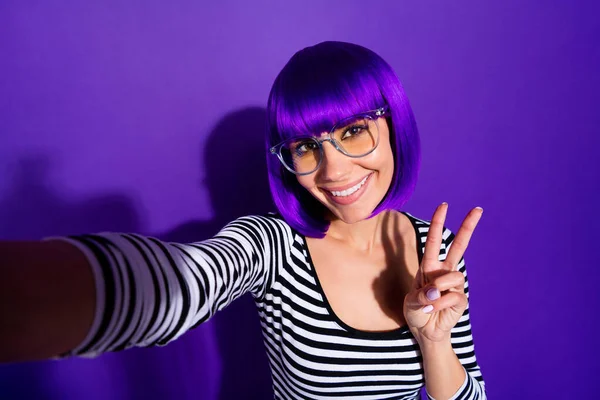 Fechar foto de menina encantadora fazendo foto v-sinal sorrindo isolado sobre fundo violeta roxo — Fotografia de Stock