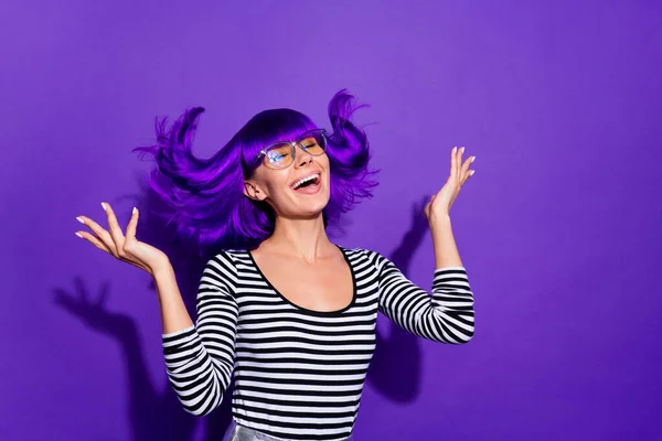 Retrato de la juventud encantadora levantando las manos palmeras cerrar los ojos aislados sobre el fondo violeta púrpura — Foto de Stock