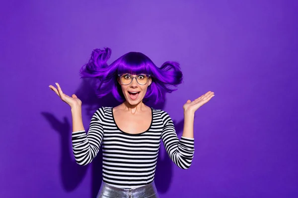 Retrato de señora dulce linda levantando las manos palmeras gritando usando gafas gafas gafas aisladas sobre fondo violeta púrpura —  Fotos de Stock