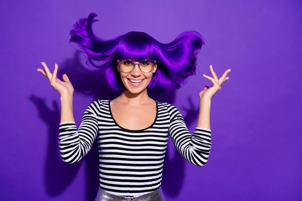 Retrato de la juventud linda con peinado ondulante mirando riendo aislado sobre fondo violeta púrpura — Foto de Stock