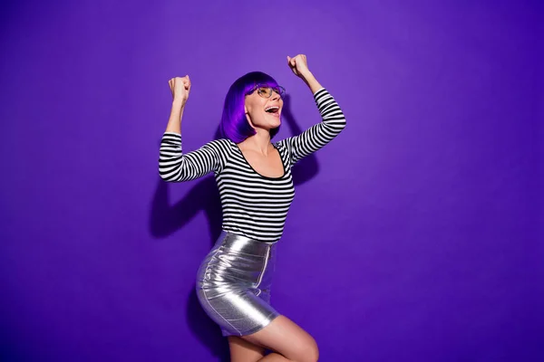 Potret lucu wanita funky mengangkat tinju berteriak ya kacamata berpakaian terisolasi di atas ungu latar belakang ungu — Stok Foto
