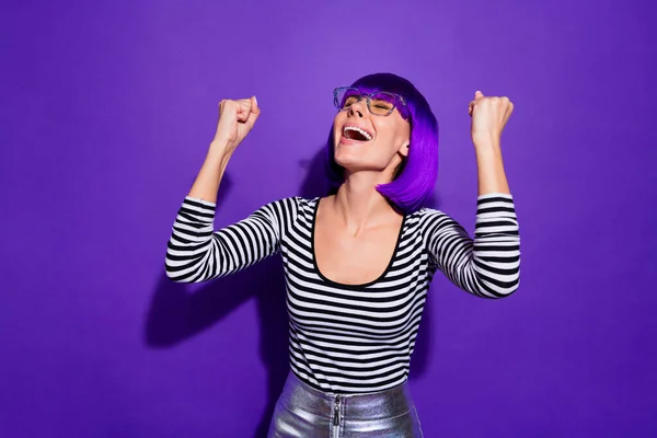 Porträt einer kindischen Jugend, die die Fäuste hebt und yeah brüllt, isoliert über violettem lila Hintergrund — Stockfoto