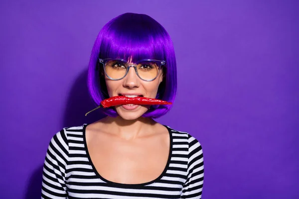 De cerca la foto de la encantadora dama sosteniendo chile mirando con peluca púrpura camisa a rayas aislado ovr fondo violeta — Foto de Stock