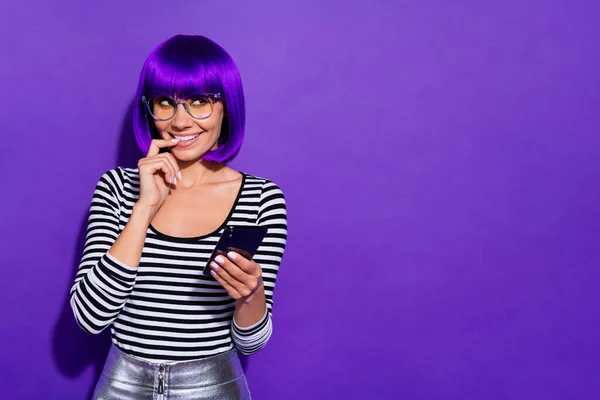Foto de señora divertida cogida de la mano teléfono consiguió carta de amor desgaste especificaciones jersey de rayas aislado fondo púrpura —  Fotos de Stock