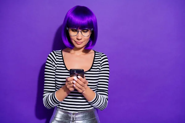 Фото красивой леди, держащейся за руки новый телефон написания электронной почты друзья носят очки полосатый пуловер изолированный фиолетовый фон — стоковое фото