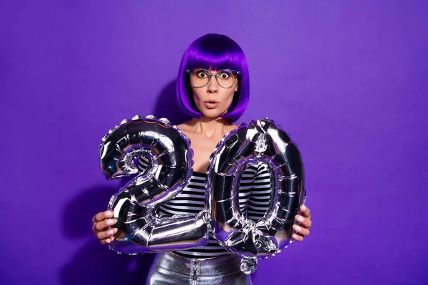 Staarende dame houd handen ballonnen niet geloven dat het al haar verjaardag slijtage specs gestreepte trui geïsoleerde paarse achtergrond — Stockfoto