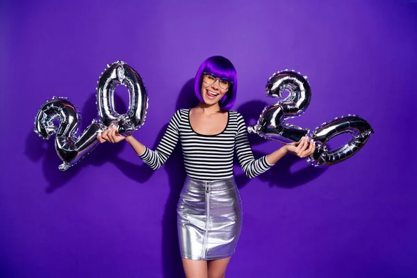 Foto de senhora engraçada segurar as mãos balões ano novo partido desgaste especificações saia listrado pulôver isolado roxo fundo — Fotografia de Stock