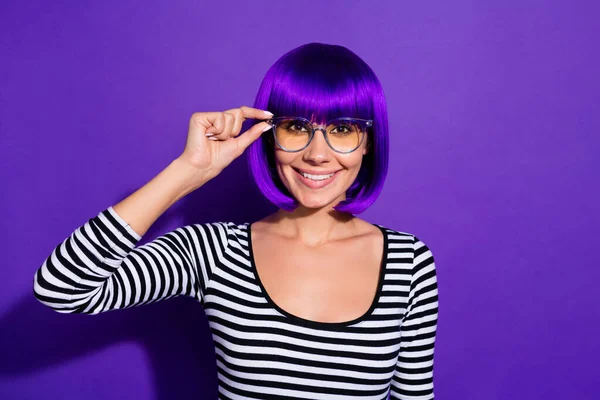 Foto de hermosa dama toque mano nuevas especificaciones alegre buena vista desgaste peluca a rayas pulóver aislado fondo púrpura — Foto de Stock