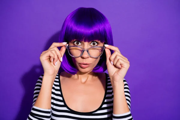 Foto de hermosa dama escuchar noticias terribles desgaste especificaciones falda peluca rayas pulóver aislado fondo púrpura —  Fotos de Stock