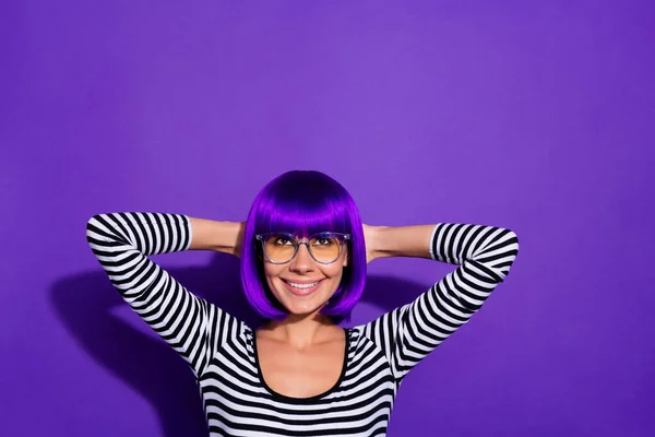 Foto de la señora agradable cogida de la mano detrás de la cabeza llena de alegría mirada espacio vacío desgaste peluca a rayas suéter aislado fondo púrpura —  Fotos de Stock
