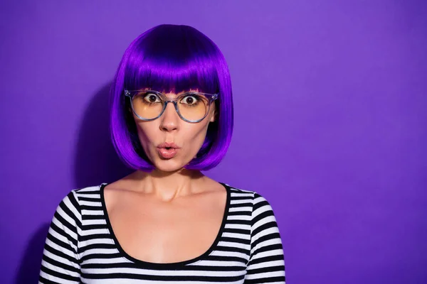 Foto de señora bonita escuchar malas noticias inesperadas desgaste especificaciones peluca brillante a rayas pulóver aislado fondo púrpura —  Fotos de Stock
