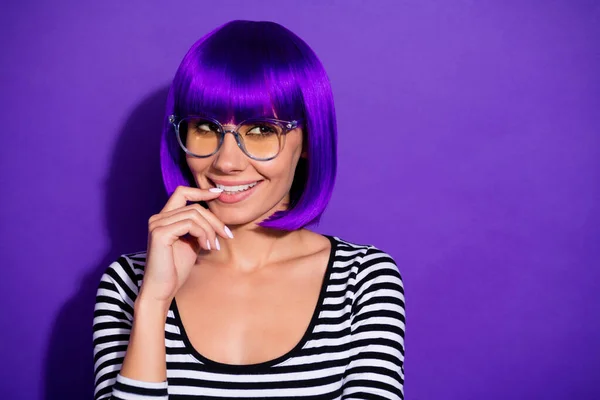 Foto de la señora increíble curiosa sobre el nuevo chisme desgaste brillante peluca a rayas pulóver aislado fondo púrpura — Foto de Stock