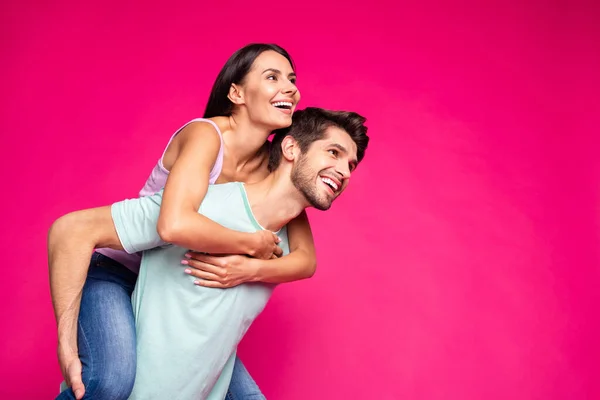 Foto von lustigen Kerl und Dame mit Huckepack verbringen Freizeit suchen weit weg tragen lässige Kleidung isoliert lebendige lebendige rosa Farbe Hintergrund — Stockfoto