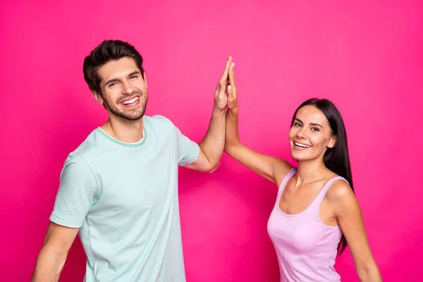 Profiel foto van grappige jongen en dame paar deed goed werk klappen handen verheugen na beste team werk dragen casual outfit geïsoleerde roze kleur achtergrond — Stockfoto