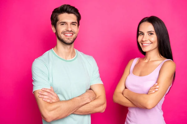 Foto van zelfbewuste paar man en vrouw staan met gekruiste armen betrouwbare werknemers dragen casual kleding geïsoleerde levendige roze kleur achtergrond — Stockfoto