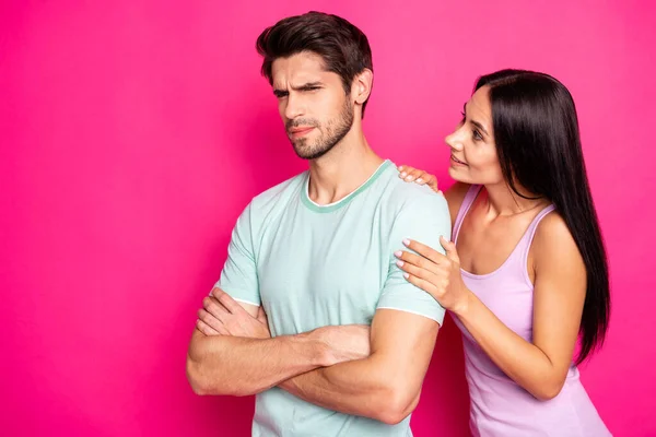 Foto von lustigen Paar Kerl Schuld Dame in Betrug stehen wütend und verrückt warten entschuldigen tragen lässige Kleidung isoliert lebendige rosa Farbe Hintergrund — Stockfoto